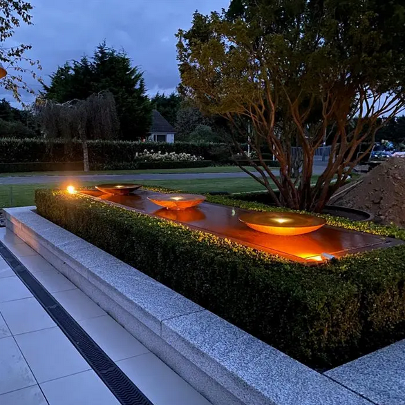 Table d'eau avec écuelles