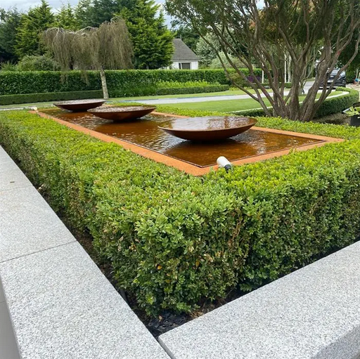 Table d'eau en acier corten avec écuelles
